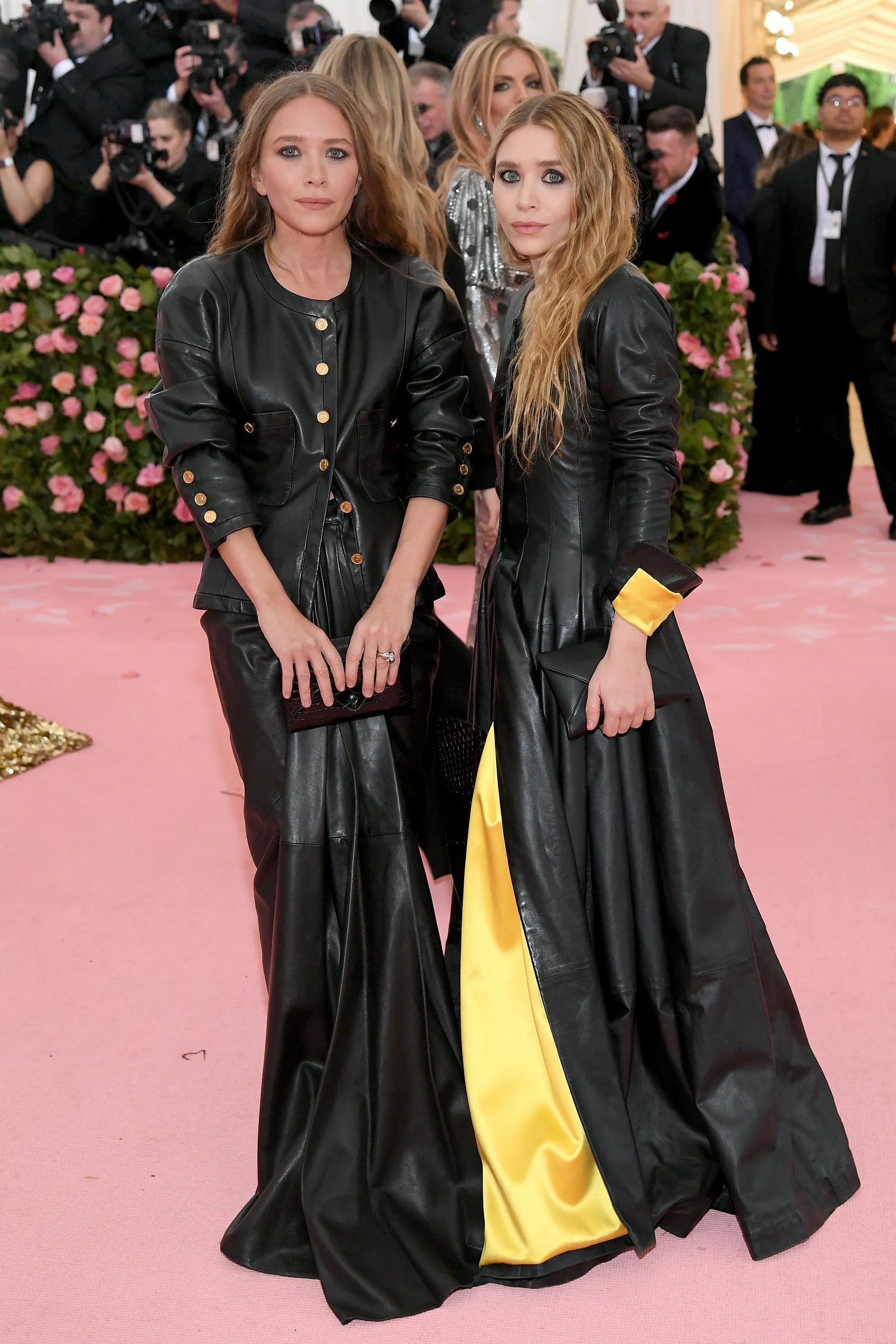 Mary-Kate and Ashley Olsen Мері-Кейт і Ешлі Олсен, 2019 Обидві сестри в вінтажному Chanel, виготовленому від Lily et Cie, на Met Gala.