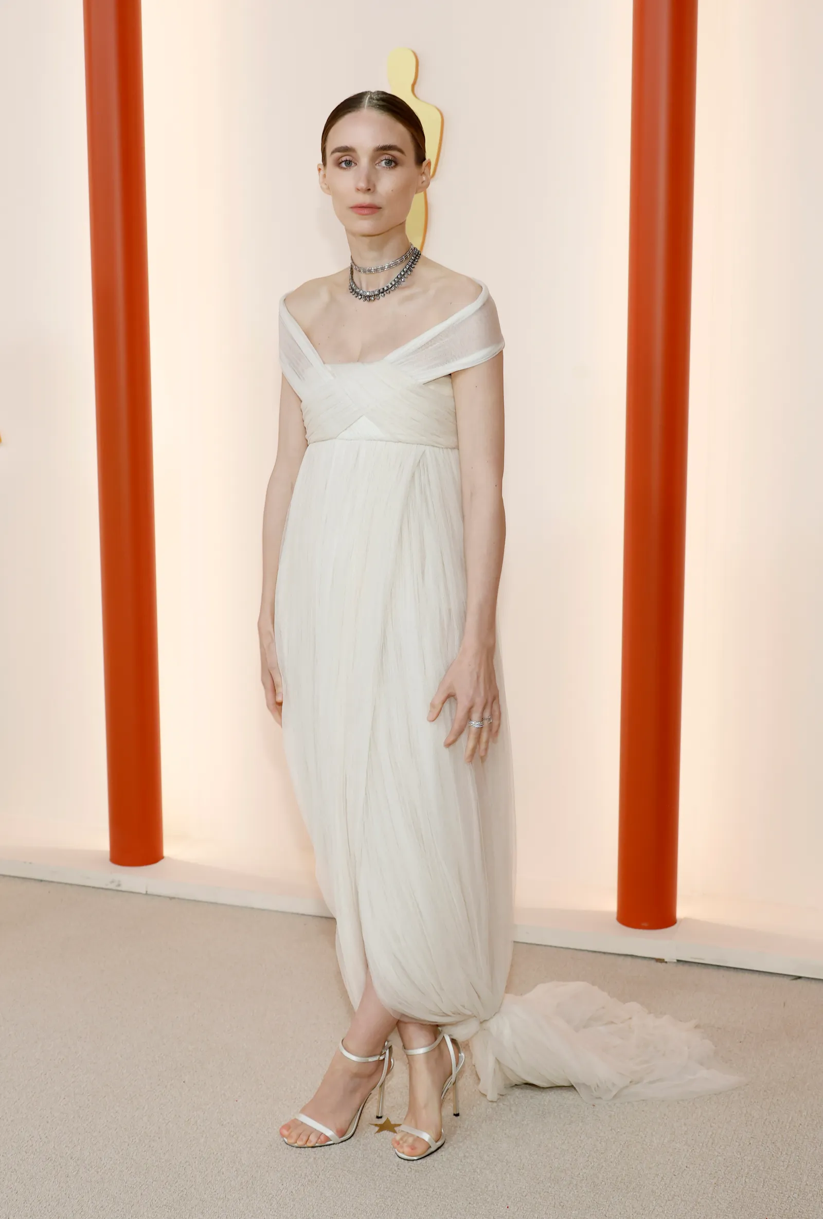 Rooney Mara Руні Мара, 2023 На церемонії «Оскар» у білій сукні з ампірною талією з колекції Alexander McQueen «Дівчина, яка жила на дереві» осінь-зима 2008.